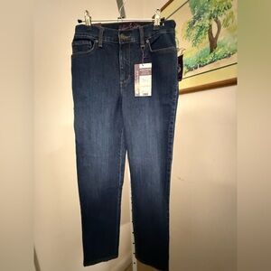 Gloria Vanderbilt Amanda Supreme Stretch Jeans. NWT. Size 4.